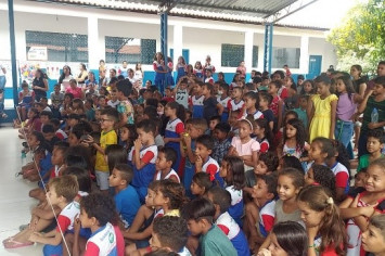 Alunos participando de programação na Escola Municipal 1° de Junho