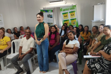 Formadora e profissionais da educação.